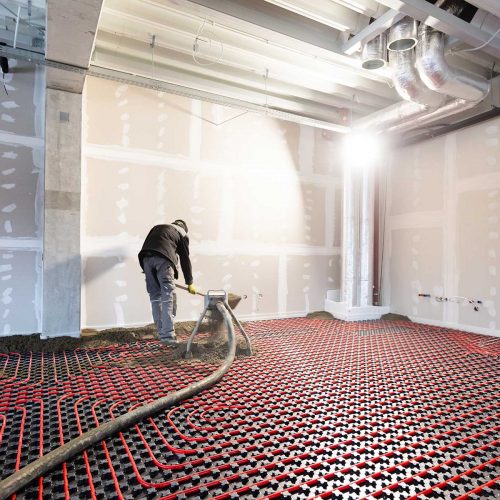 worker-installing-floor-heating-in-a-new-building-BQ3TAC7.jpg